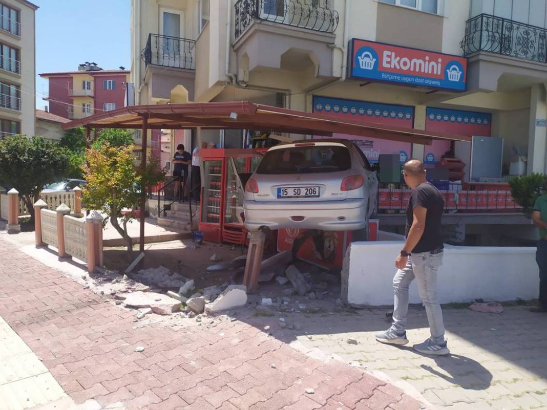 Markete dondurma almaya gidenler şaşkına döndü! Kaza yapan araç, buzdolabının üstüne kondu 10